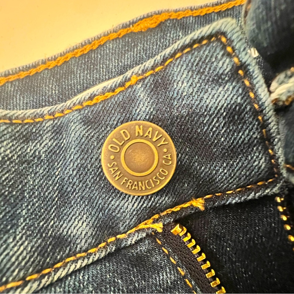 OLD NAVY KICKER BOOT-CUT classic five-pocket design and slight fading 0/0